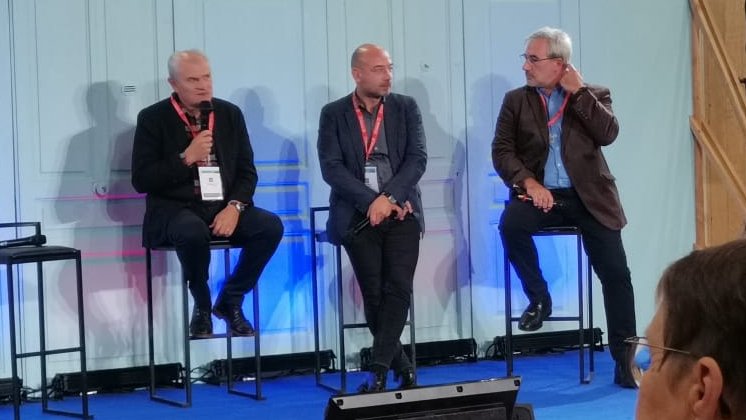 aura_hlm's tweet photo. En direct d’#Azimuts #CongresHlm table ronde innovation.
@AlliadeHabitat et l'Opac 73 travaillent avec la start-up @up_factor pour surélever les bâtiments de logement social. https://t.co/Fnr0rb0ymK