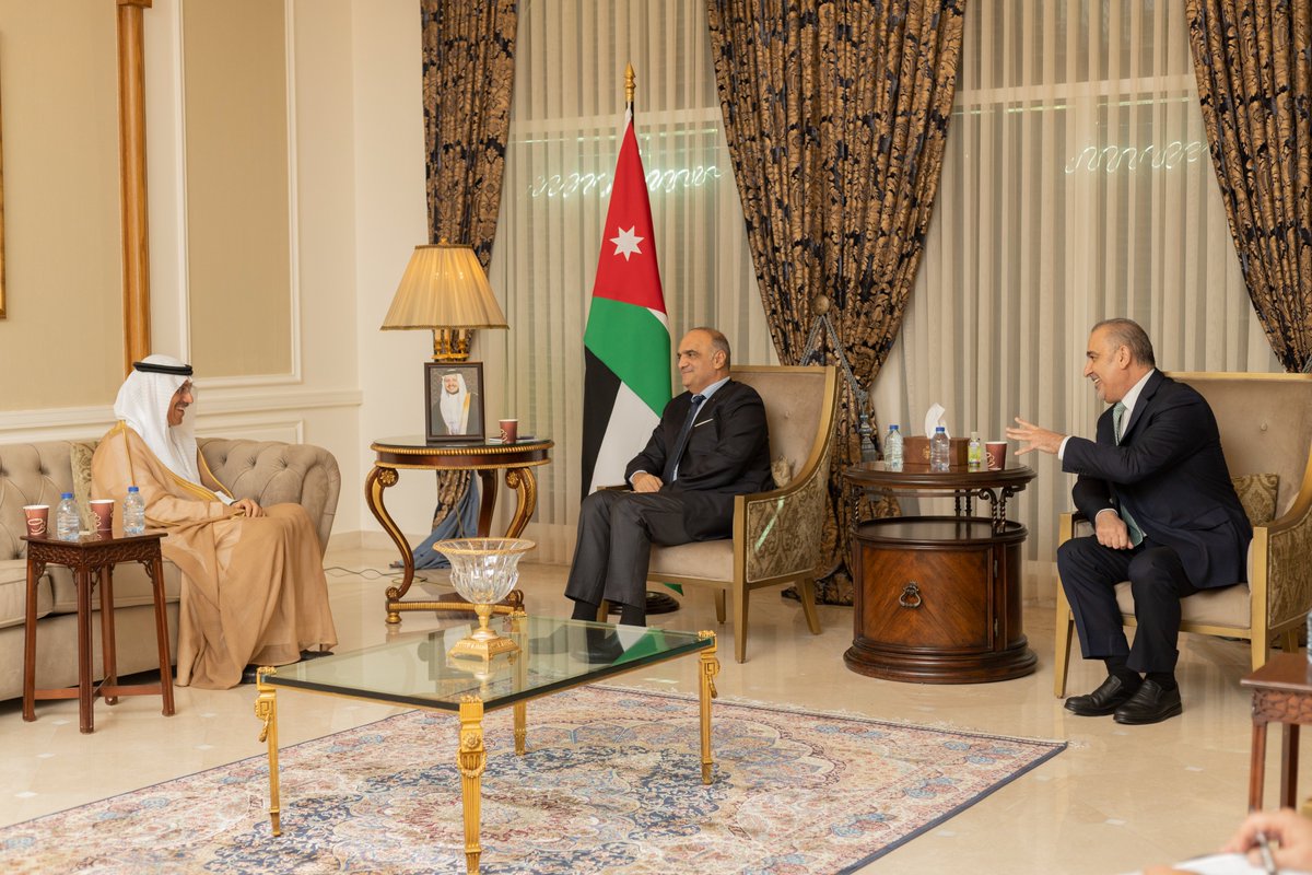 isdb_group's tweet photo. دولة رئيس وزراء #الأردن السيد بشر الخصاونة ووزير التخطيط والتعاون الدولي ناصر الشريدة يستقبلان د. الجاسر رئيس #البنك_الإسلامي_للتنمية ويثمنان الشراكة المتنامية بين الجانبين وما انجز من اصلاحات اقتصادية في اطار  تعزيز التنمية الاقتصادية والاجتماعية 
@MoPIC_Jordan @PrimeMinistry https://t.co/FYlZDMCh6r