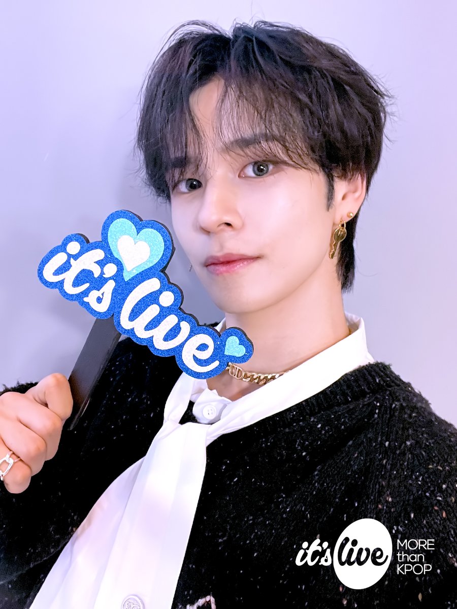 itsLIVEofficial's tweet image. #크래비티 의 #잇츠라이브 가 잠시 후 9시에 시작됩니다!📸
유튜브 it's Live 채널에서 최초공개로 만나보세요!
‘#PARTY_ROCK’ 밴드 라이브 보면서 실시간 채팅 같이 달려요🌊
 
#CRAVITY - PARTY ROCK (Band Ver.)
Premieres on Youtube 'it's Live' Channel at 9PM KST TODAY!