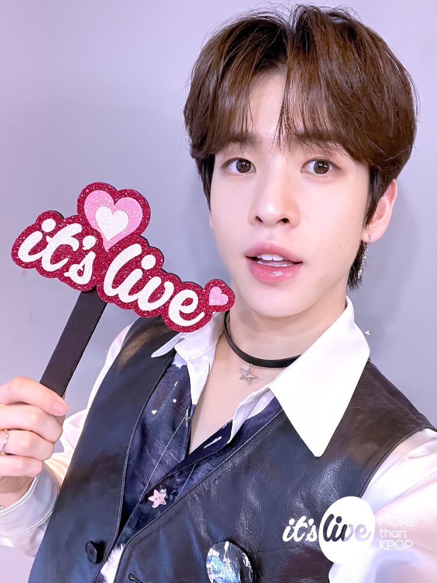 itsLIVEofficial's tweet image. #크래비티 의 #잇츠라이브 가 잠시 후 9시에 시작됩니다!📸
유튜브 it's Live 채널에서 최초공개로 만나보세요!
‘#PARTY_ROCK’ 밴드 라이브 보면서 실시간 채팅 같이 달려요🌊
 
#CRAVITY - PARTY ROCK (Band Ver.)
Premieres on Youtube 'it's Live' Channel at 9PM KST TODAY!