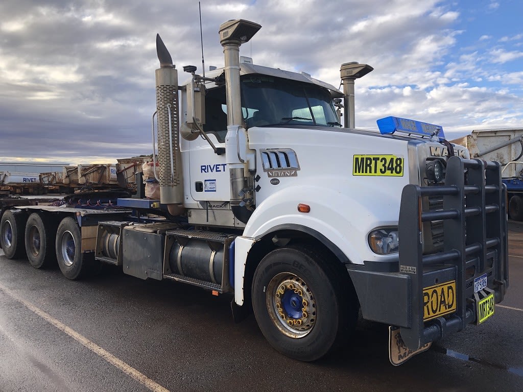 PicklesAuctions's tweet photo. Heavy duty truck coming your way 💪🏼 Featured in our upcoming Side Tipper, Low Loader &amp; Truck Sale is the #2018MackTitan equipped with MP10 685HP engine diesel turbo, hydraulics, hub reduction, tool box &amp; more. 
👉🏼 Auction starts Friday 7 Oct at 10am AWST. Link in bio https://t.co/rjk4SnaLxw