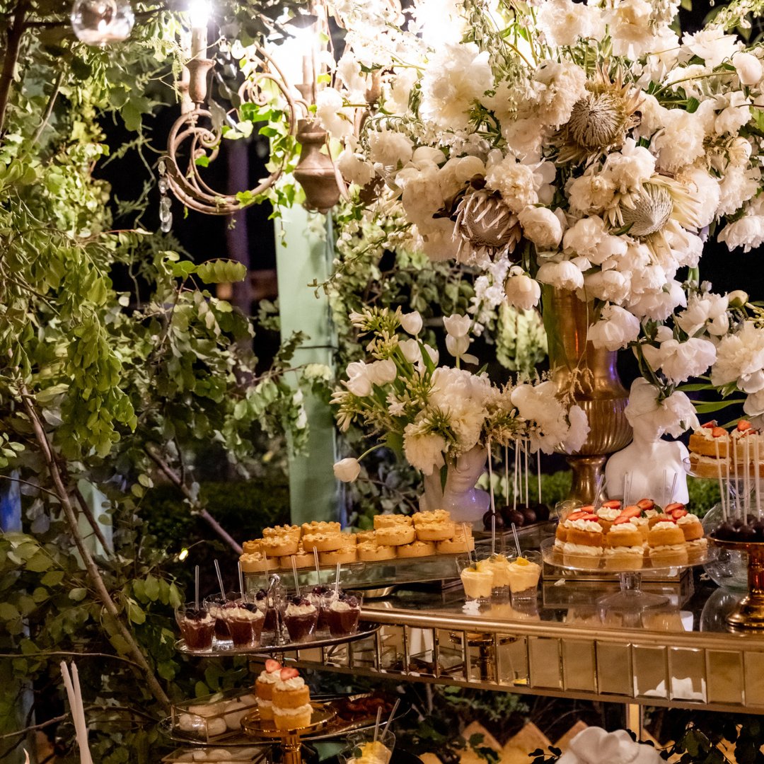 CateringDelfin's tweet photo. Los pequeños detalles marcan la diferencia, ¿cuál es tu dulce favorito? 📍Villa Luisa Sevilla Wedding Planner 💍 WePlanCo   🧁 Aquarela Cakes 
.
#delfindelicatessen #cateringbodas #catering #eventos #bodas #gastronomía #bodasconestilo #bodas2022 https://t.co/KggzPGUxhA