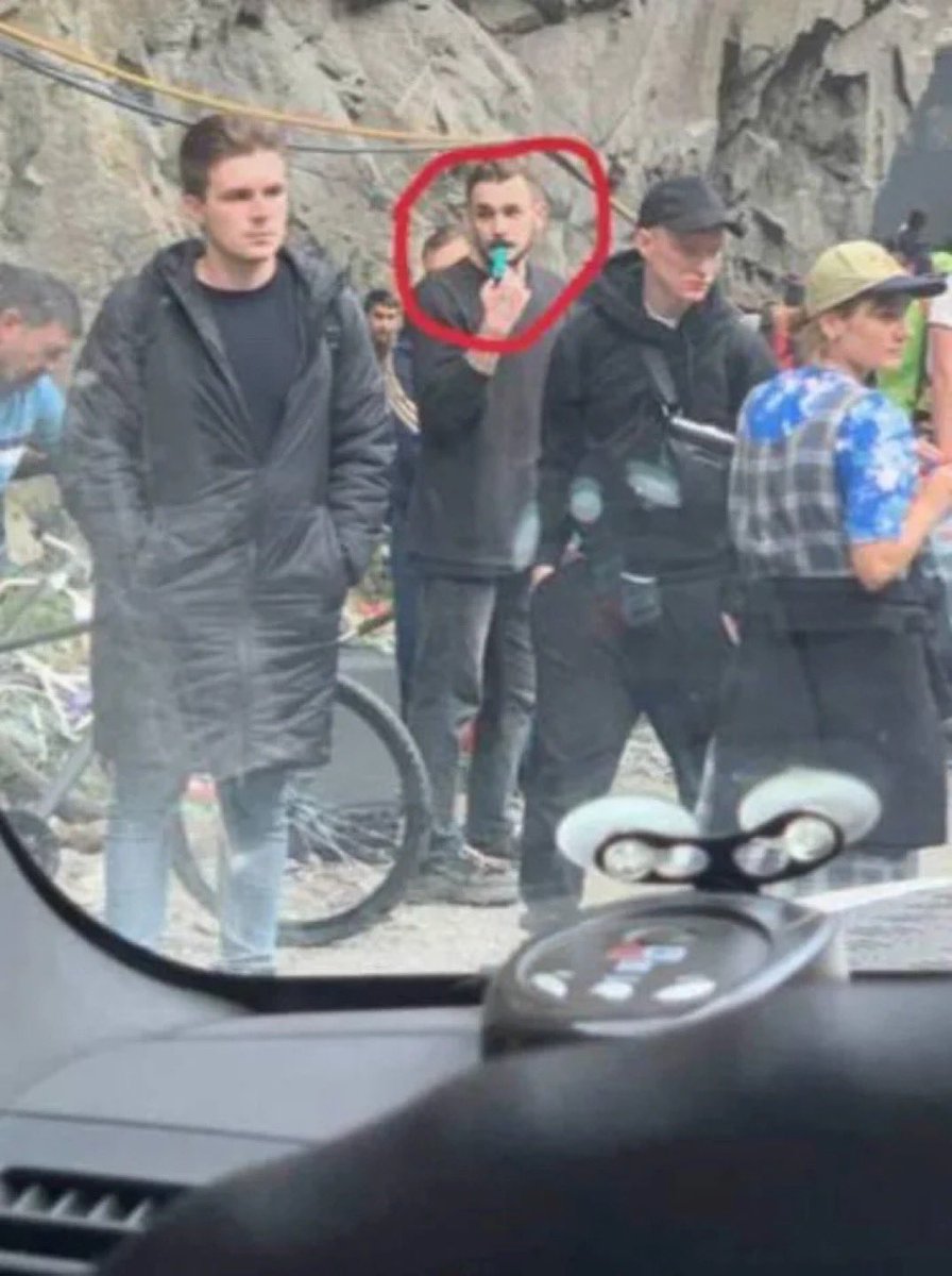 Ryske youtubern Julik Oleshko som hävdade att ryssar inte behöver kunna geografi eftersom de har så många raketer har precis tvingat att lära sig lite geografi nu när han flytt till Georgien.