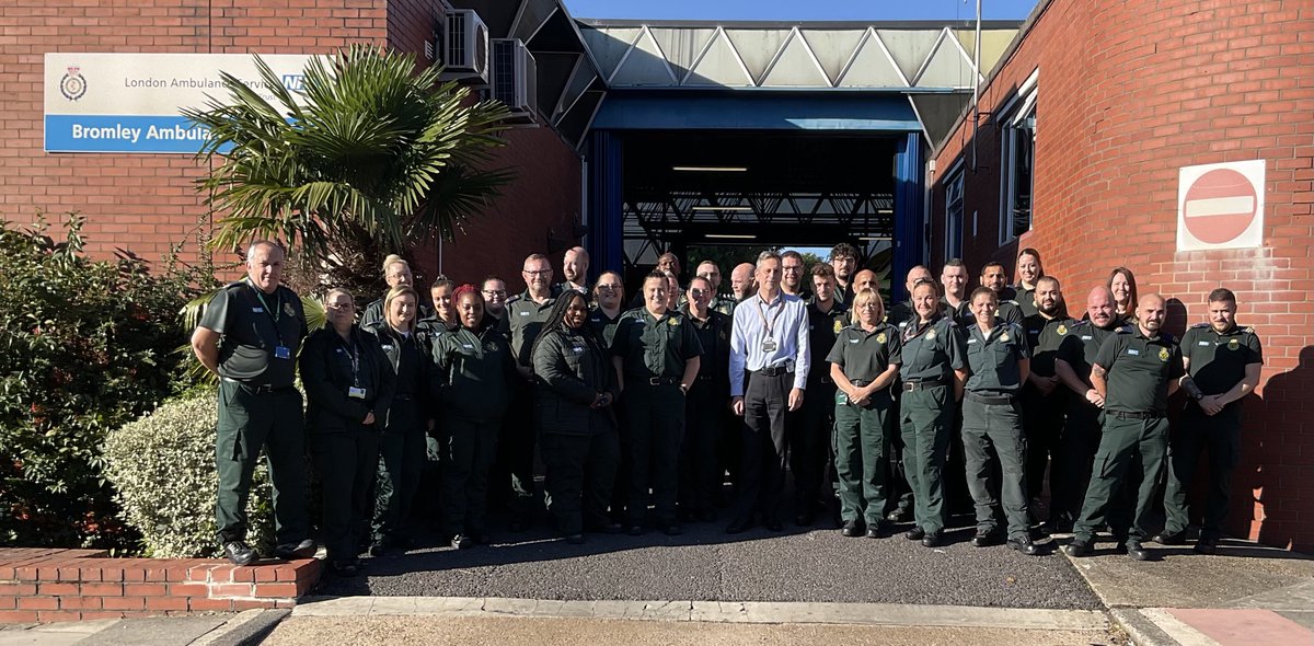 danielelkeles's tweet image. Just brilliant to meet one half of our first ever cohort of Team Managers, a new leadership role to ensure we can provide great support to all our colleagues.  Really hope you all flourish!  ⁦@Ldn_Ambulance⁩