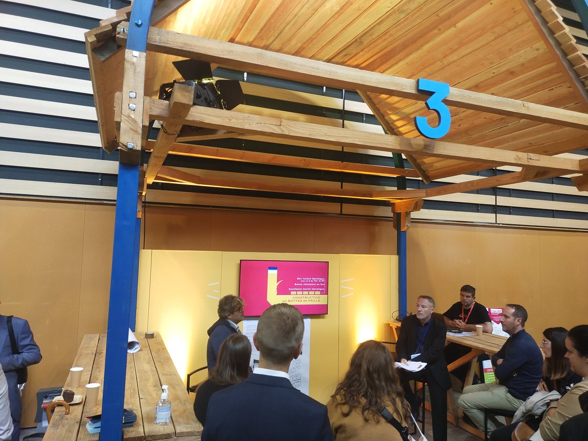 aura_hlm's tweet photo. @AlliadeHabitat partage son expérience de construction responsable de logements, dont les murs sont composés… de bois et de paille.

Une très haute performance thermique, présentée en direct à #Azimuts

#CongrèsHlm https://t.co/mXKp2LsL1S
