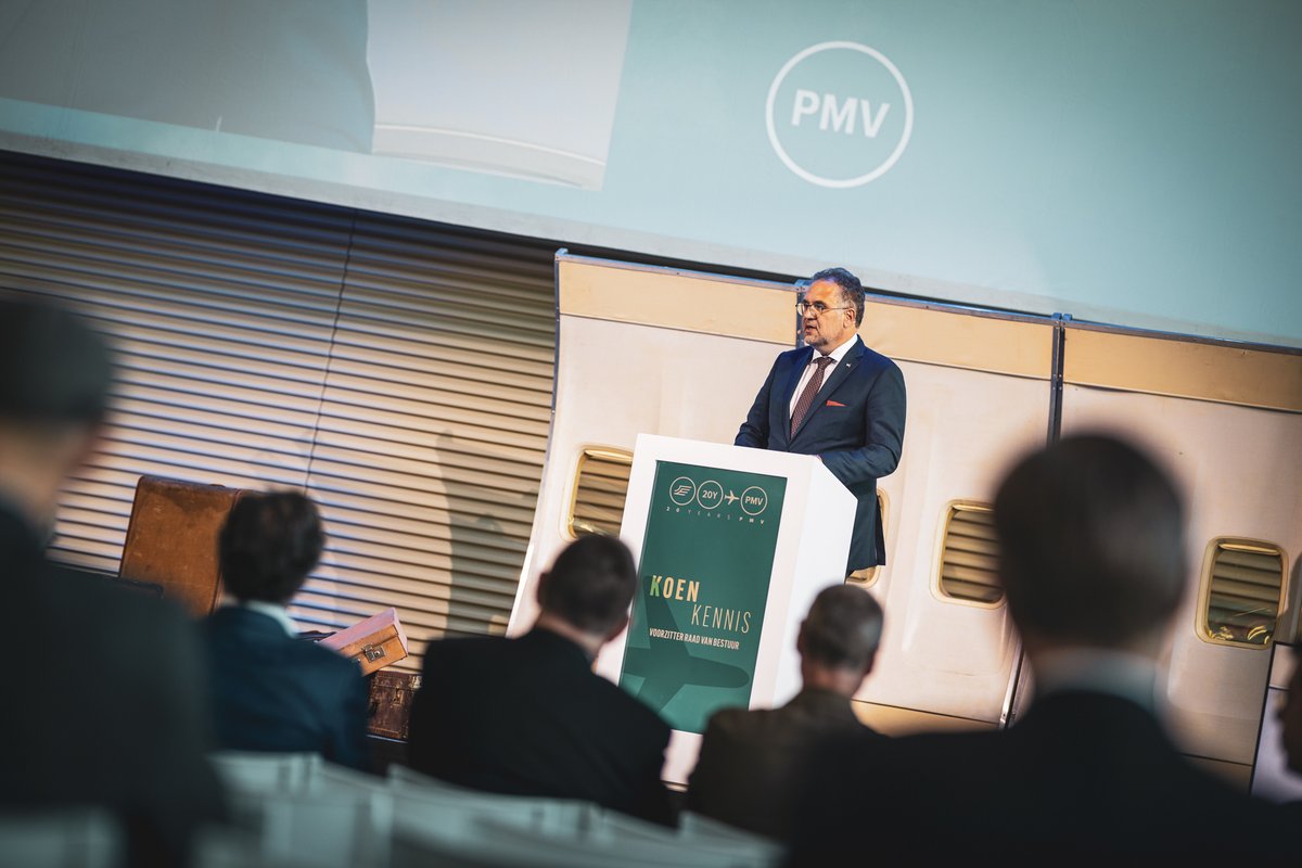 bluemoon_av's tweet photo. 👑 To celebrate its 20th anniversary, PMV organised an event at the Skyhall, in Brussels Airport. Up to 1,000 guests attended this special occasion. Our team provided the audiovisual support.

🤝🏼 Thank you @cumlaude_events_be for the great collaboration.

#TopTeam #BLUEMOON #PMV https://t.co/8OLaW13GzB