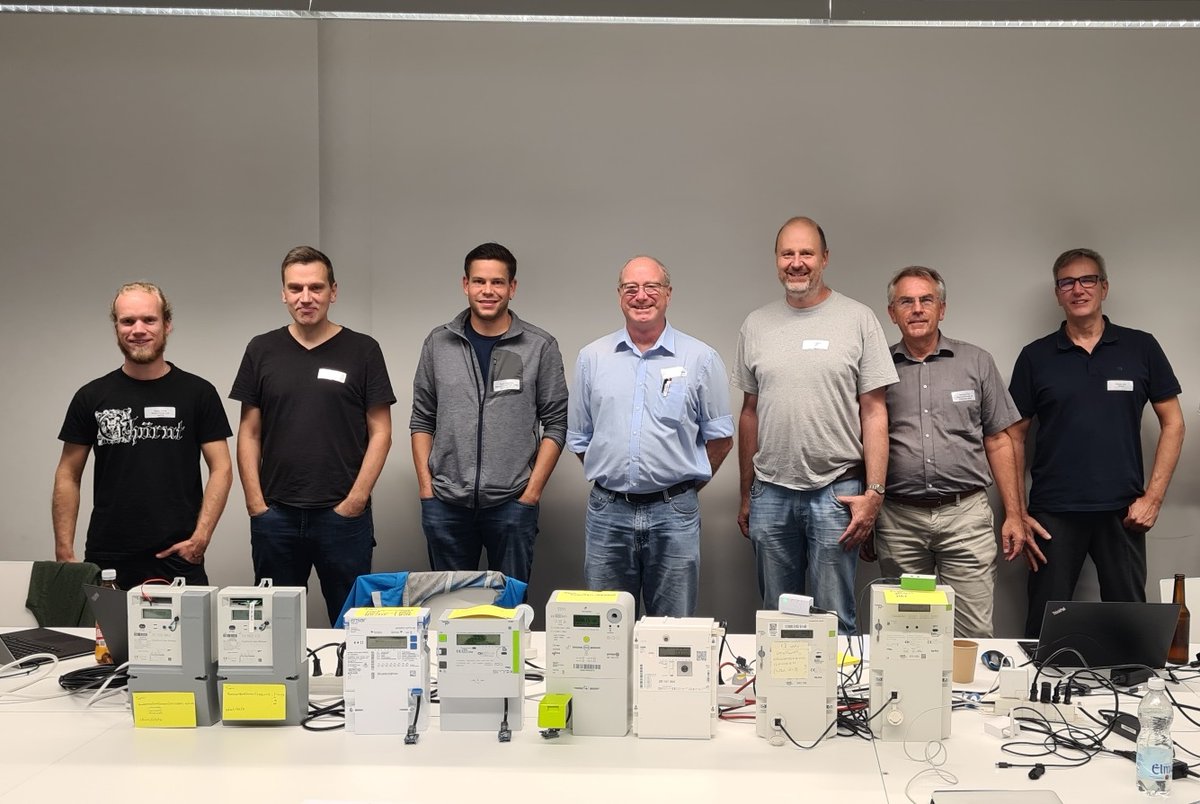 SmartEnergyLink's tweet image. SEL war an den Energy Data Hackdays vertreten und konnte aufzeigen, dass EW-Zähler, standardisiert mit einem CII-Adapter, einfach ins SEL System integriert werden können. Dies ermöglicht eine einfache Integration von EW-Zählern in Energie Management- und Smart Home Systeme.🤝🏽