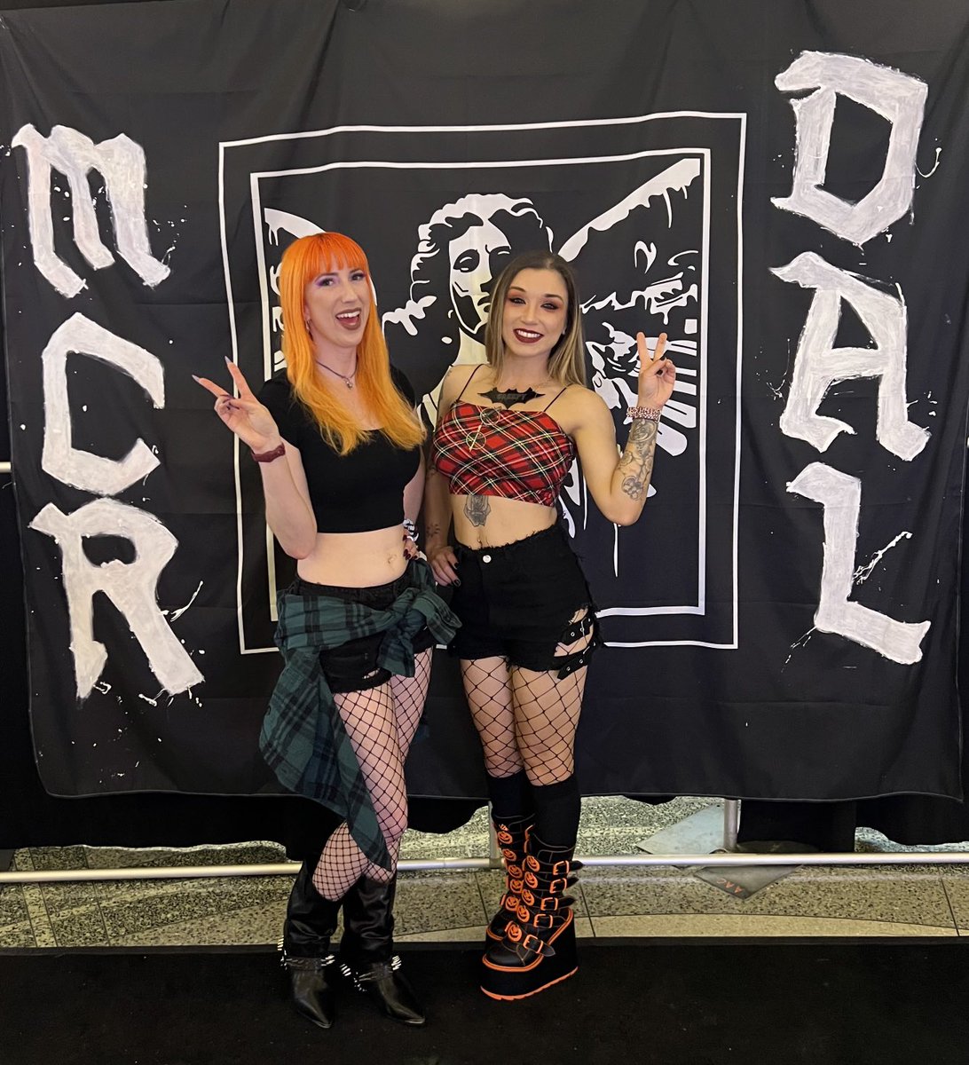 GeordieHollyXO's tweet photo. The show was amazing and I cried through singing half of the songs but it just added to the make up 😅 thank you for bringing me ⁦@KosplayKelly⁩ ❤️ https://t.co/yZVksMPUh2