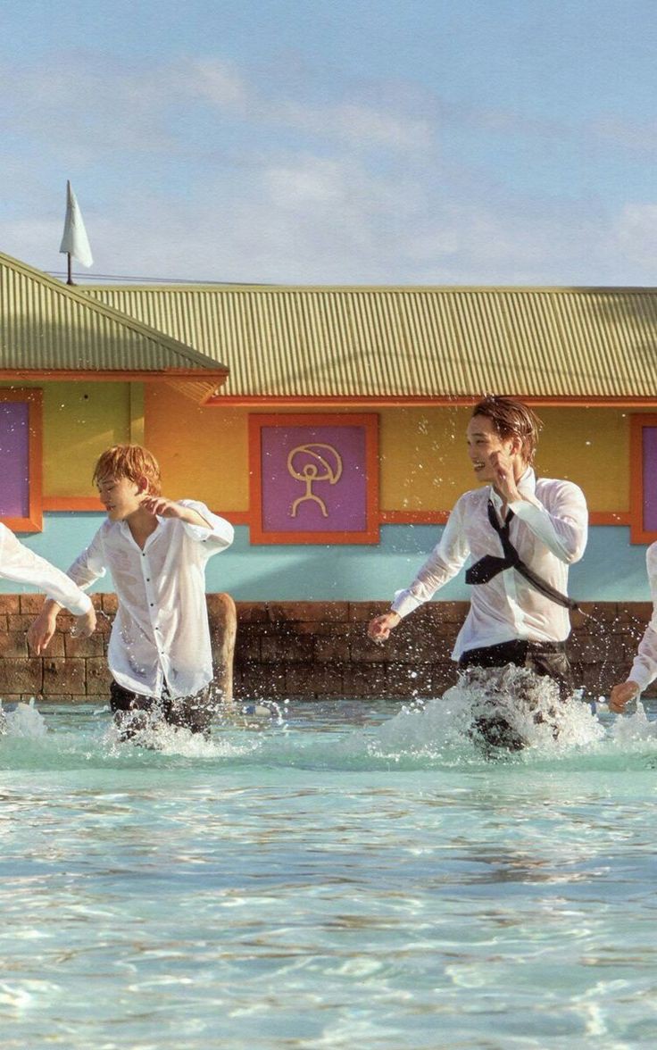 Benimle çocuk gibi oynayan 30 yaşında bir herif var. (Bir de bana diyor çocuk gibi -.-)