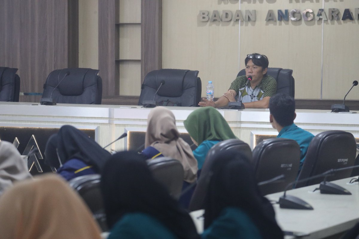 SetwanDPRDMks's tweet photo. Kasubag Humas Set DPRD Makassar, Muh. Akbar Rasyid, kamis 29/09/2022 mensosialisasikan sekaligus menggelar diskusi tentang program aplikasi E-RO'TA di hadapan Para Mahasiswa dari berbagai Perguruan Tinggi di Makasaar, pertemuan ini digelar di Ruang Banggar DPRD Makassar. https://t.co/GjLIm40lsh