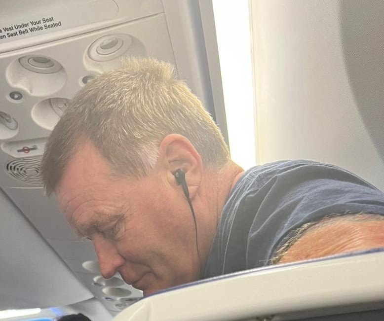 Chicagomattp1g1's tweet photo. @JoyAnnReid #FindThisGuy who flew to Phoenix and assaulted woman in a racist rant on an airplane https://t.co/NVGloho3R6