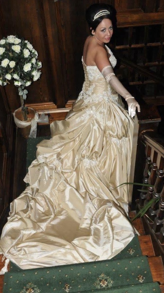 vickers_ste's tweet image. Happy 10th wedding anniversary to my gorgeous wife, you look as beautiful today as you did when we first met. We have made some unforgettable memories together already and you have given me the most amazing kids and I love our family so much, love u always ❤️