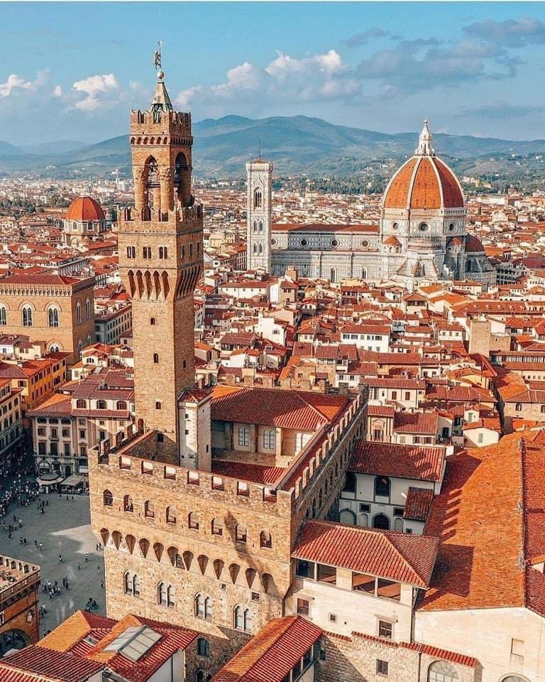 A bird's eye view of Firenze , Italy 🇮🇹
