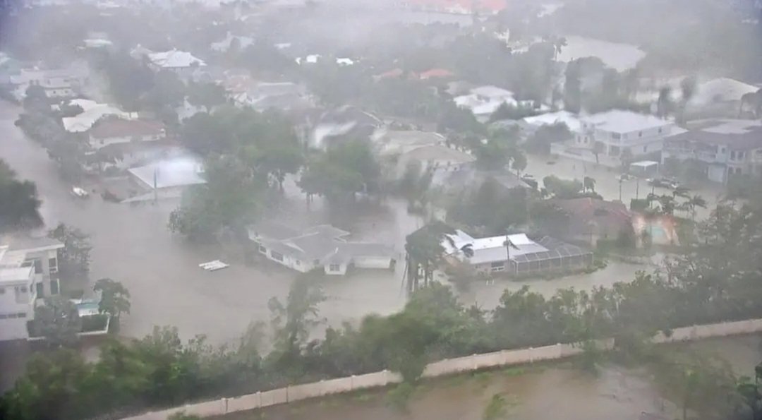 SerbsFor's tweet photo. β‘οΈ SAVA PAC headquarters in #Naples, #SWFL, completely submerged under water. π Devastation across the state. #Ian π #StayStrongFlorida πΊπΈ https://t.co/YoZ92rO4Bi