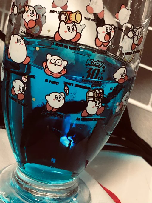 カービィさんのグラスあまりにもかわいい…保存用にもう一個買えばよかった 中の青い液体はファンタの謎味 