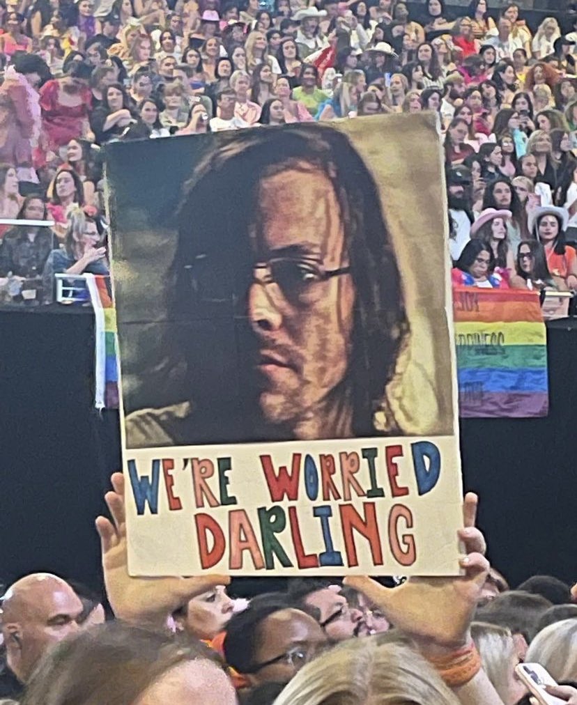_alessiatpwk's tweet photo. a mani basse il più bel cartellone che sarà mai portato ai concerti di harry https://t.co/XVkvWFbE5d
