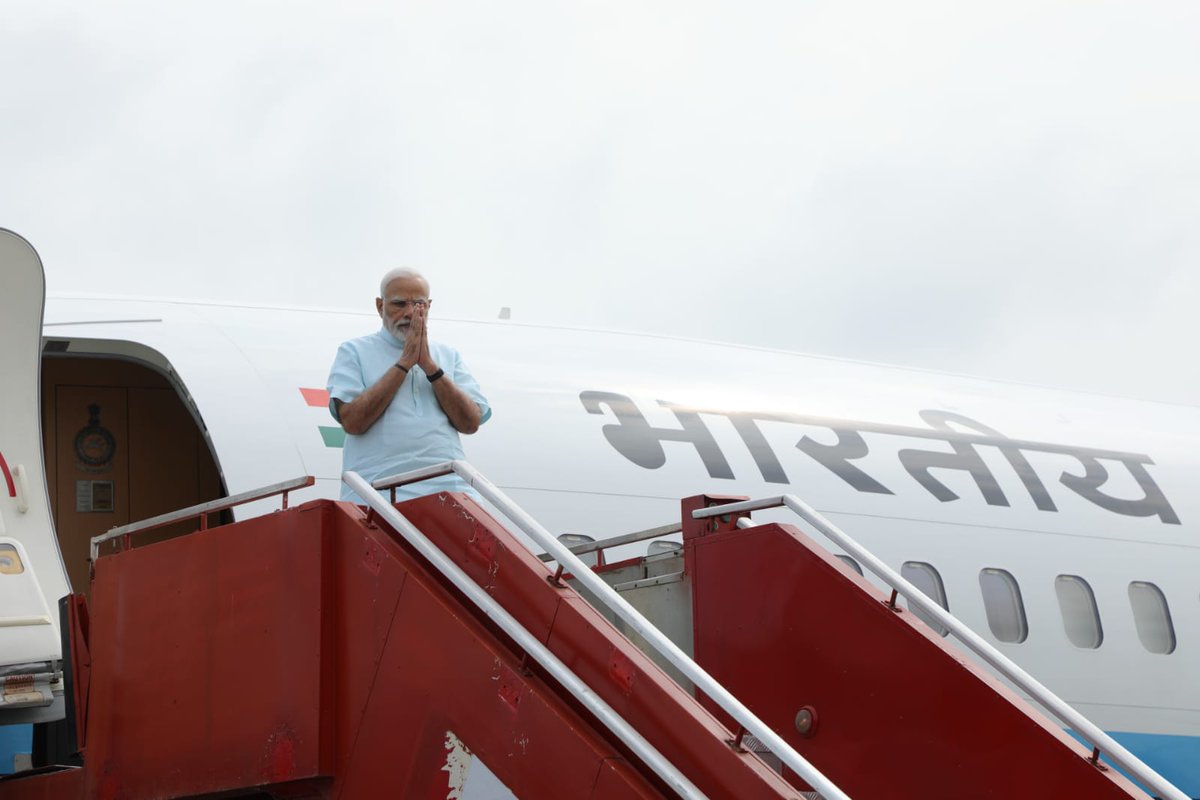 Bhupendrapbjp's tweet photo. ગુજરાતની મુલાકાતે પધારેલ માન. પ્રધાનમંત્રી શ્રી નરેન્દ્રભાઈ મોદીનું સુરત એરપોર્ટ ખાતે હાર્દિક સ્વાગત કર્યું. https://t.co/aRUZnGMXJZ