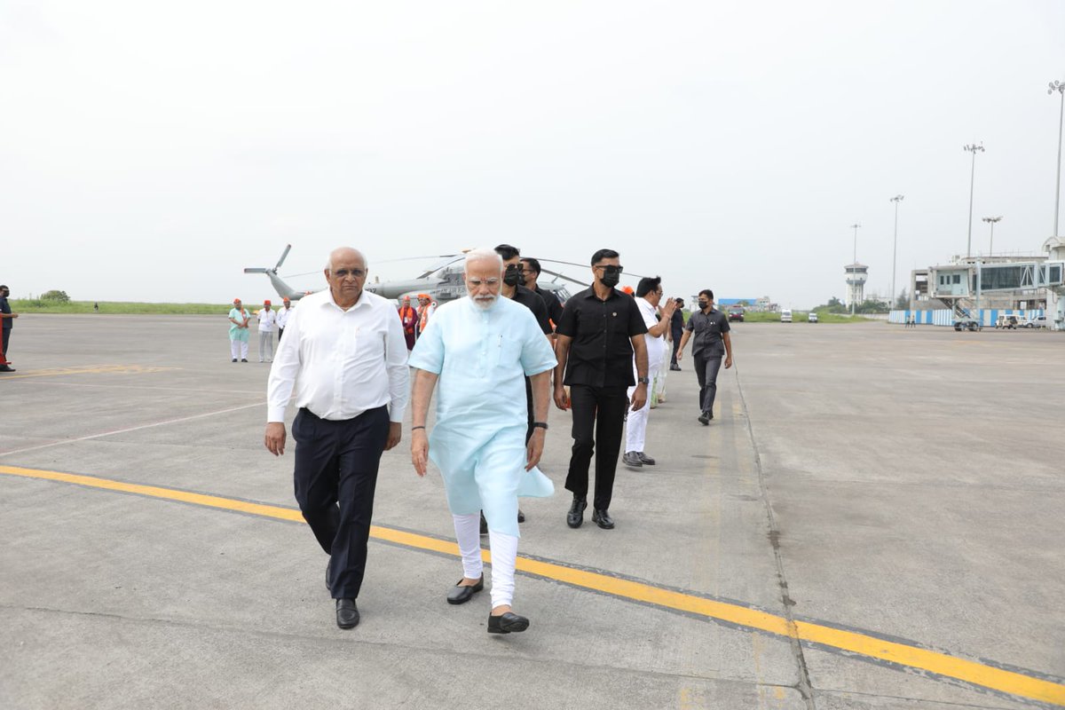 Bhupendrapbjp's tweet photo. ગુજરાતની મુલાકાતે પધારેલ માન. પ્રધાનમંત્રી શ્રી નરેન્દ્રભાઈ મોદીનું સુરત એરપોર્ટ ખાતે હાર્દિક સ્વાગત કર્યું. https://t.co/aRUZnGMXJZ