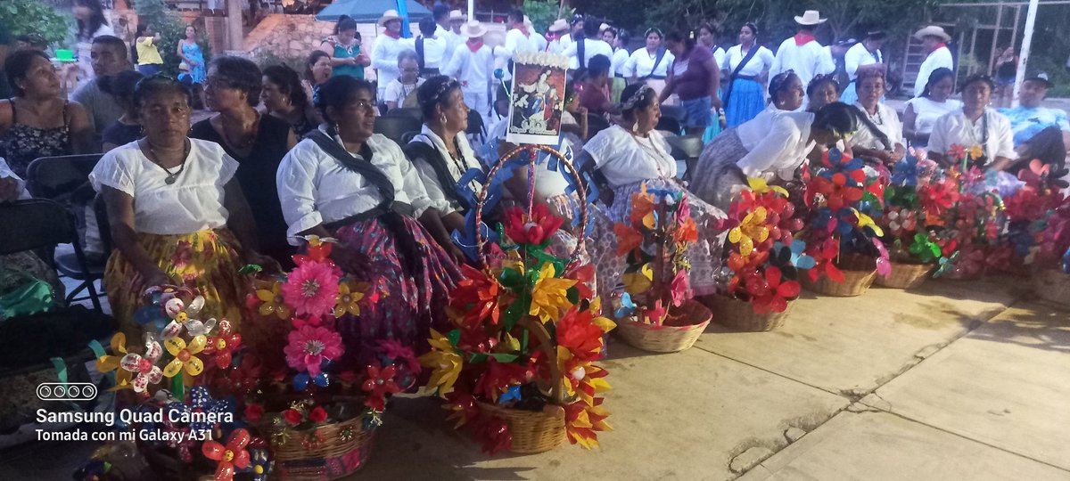 Las bellas señoras con sus canastos de flores. Fiesta de aniversario de Mazunte Mágico