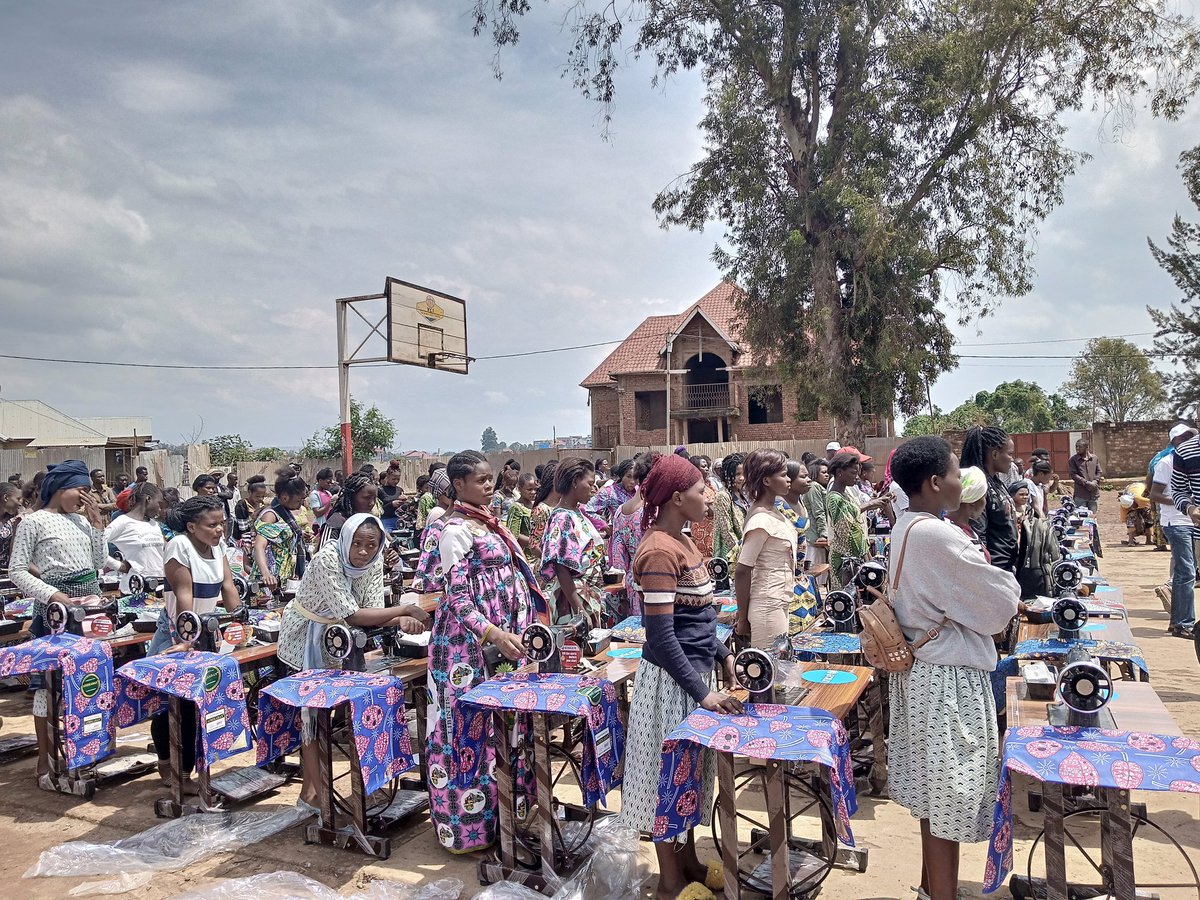 PascalNgaboyek1's tweet photo. #UNICEFDRC
#MinisterEPST
Projet de résilience communautaire en éducation formelle et non formelle, 173 jeunes et adolescents bénéficient des kits de réinsertion socio-économique à #Bukavu après 10 mois de formation en coupe et Couture. https://t.co/iVPnvUKOJT