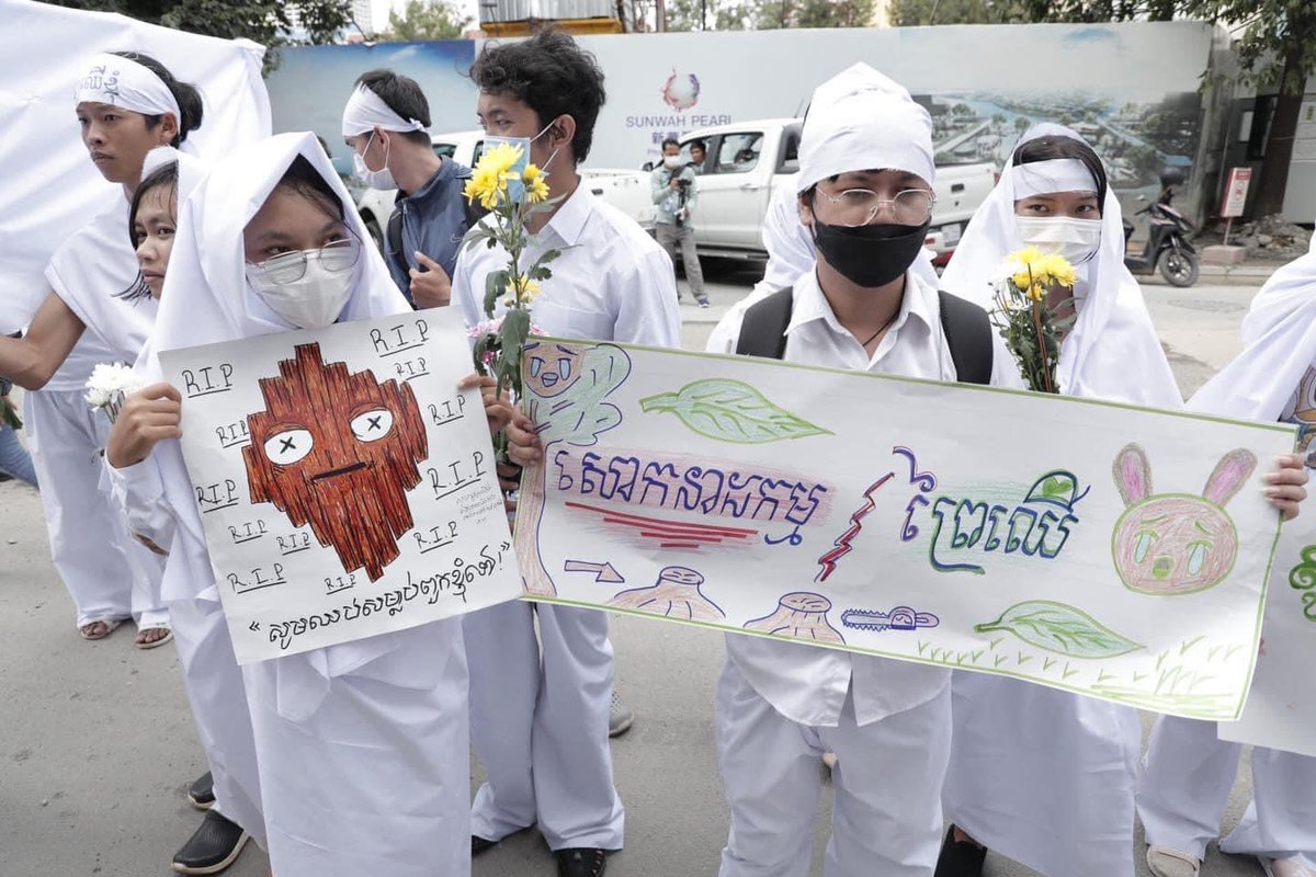 This morning, a group of environmental youth activists march to the Ministry of Environment (MoE) in order to deliver a petition and call on the Ministry to stop intimidation &amp; open space for public participation in natural resources protection <a href="/malasan_kh/">Mala San</a> <a href="/OutLatin/">Out Latin</a>
