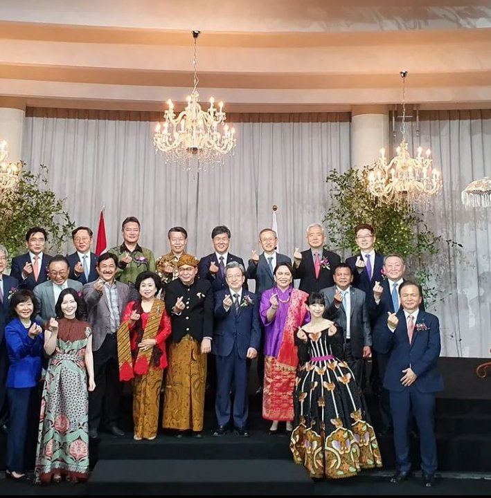 jhy_jhyjhy's tweet photo. Difoto bersama dengan tamu VVIP, Dita Karang #SECRET_NUMBER
terlihat seperti cucu kesayangan konglomerat Korea hihihi, sangat anggun dan mewah 😁💖
Yuk lockey berikan love yang banyak di akun instagramnya Pak DuBes Indonesia untuk Korea https://t.co/ozbwCSUbLx