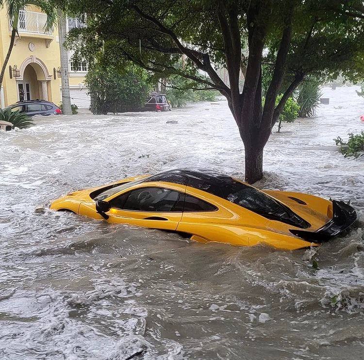 SerbsFor's tweet photo. β‘οΈ SAVA PAC headquarters in #Naples, #SWFL, completely submerged under water. π Devastation across the state. #Ian π #StayStrongFlorida πΊπΈ https://t.co/YoZ92rO4Bi