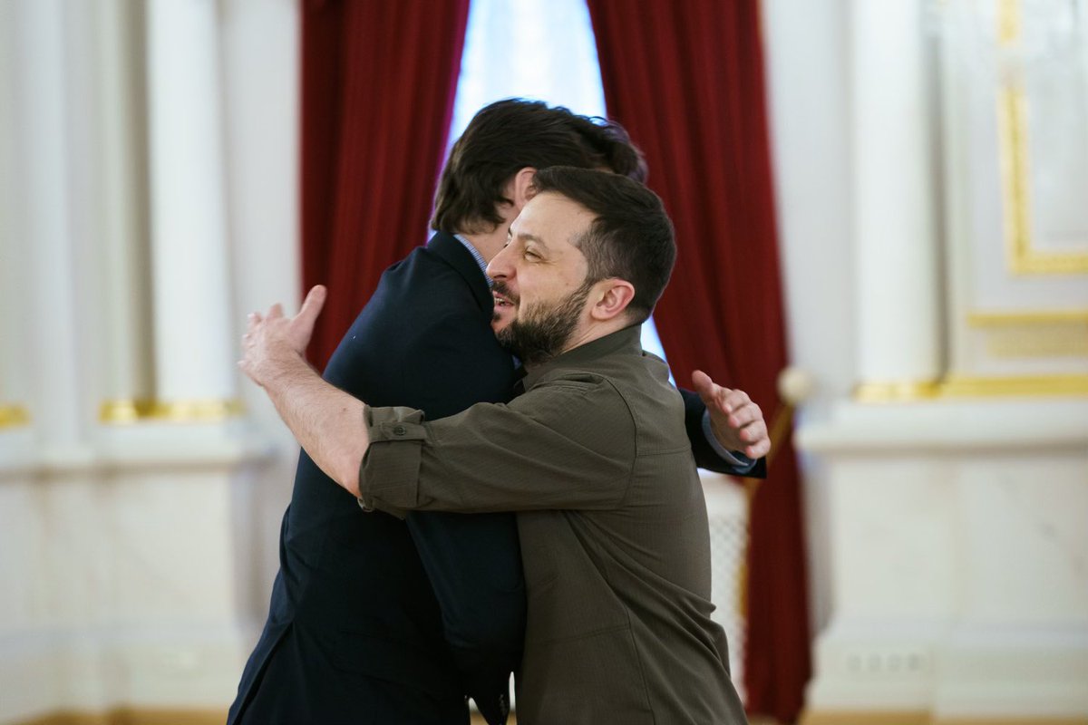 BraySmith14's tweet photo. You're the prime minister of Canada, not the President of Ukraine, 
Canada is already in debt, stop sending money to Ukraine?
#TrudeauMustGoToJail 
#TrudeauMustGo 
#TrudeauWillFall https://t.co/PpOlQwRC3m