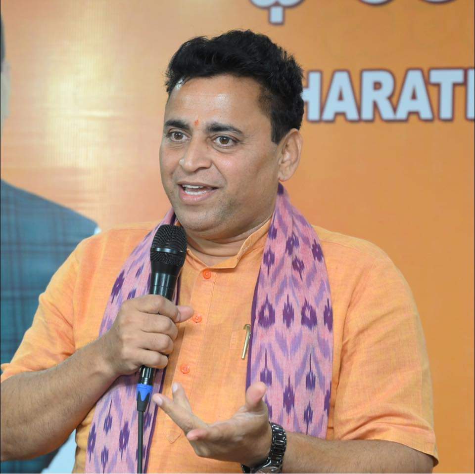 mukutcnath's tweet photo. Wishing a Happy Birthday to @MyHomeIndia Chief &amp; @BJP4India National Secretary, Sri @Sunil_Deodhar Ji. May you be blessed with great health and strength to continue with your great work for nation... 

#HBDSunilDeodhar https://t.co/yrat0ecTdN
