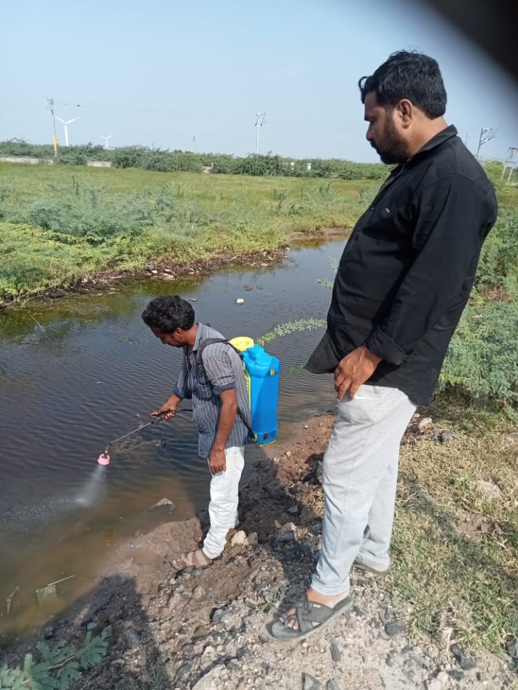 ThoMaliya's tweet photo. મોરબી જિલ્લા ના માળીયા તાલુકા માં વેક્ટર કંટ્રોલ ટીમ દ્વારા મચ્છરજન્ય રોગચાળા નો ઉપદ્રવ ના થાય તે હેતુ થી ડાયફ્લૂબેન્જોરન, ઓઇલ છંટકાવ કરી ને પોરાનાશક કામગીરી..
@dsbccmorbi 
@RchoMorbi 
@RchoMorbi
@diecomorbi7171 https://t.co/mz6YQdMlOH