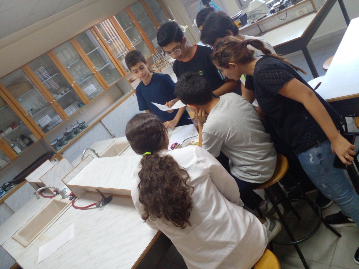 TahaniDandashli's tweet photo. Grade 9 students are testing different food samples
#food_tests
#lab_work 
@MakassedSaida https://t.co/njvZu4W1cf
