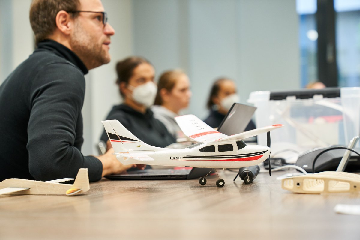 Auftrieb, Vortrieb, Schwerkraft, Widerstand und das Fliegen von morgen - #mintpink zu Besuch am <a href="/ZALTechCenter/">***inactive*** ZAL</a> bit.ly/3y2TLCl
#ZeroEmissions #Wasserstoff 

<a href="/TUHamburg/">TU Hamburg</a> <a href="/UHHMIN/">UHH - MIN-Fakultät</a> @HAW_Hamburg <a href="/HCUHamburg/">HafenCity Universität Hamburg (HCU)</a> <a href="/HSUHamburg/">HSU Hamburg</a> <a href="/HH_BWI/">Wirtschaftsbehörde</a> <a href="/hh_bsb/">Schulbehörde Hamburg</a> @hh_bwfgb <a href="/hamburginno/">Hamburg Innovation</a> <a href="/KoerberEdu/">Körber Edu</a>