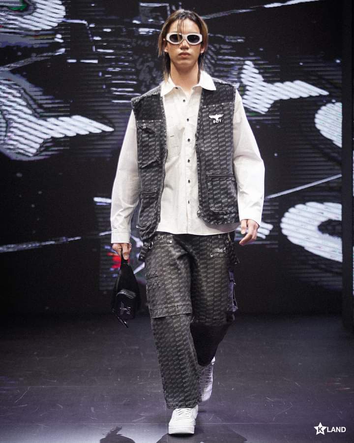 Mckaofficialfan's tweet photo. Equality, Diversity,BOY LONDON
RUNWAY LOOK at #BIFW2022
FB : BOY LONDON THAILAND
📎https://t.co/OHbU9QjTDi
#BOYLONDONx4MIX
#BOYLONDONTH
#4MIX https://t.co/fGP1iKXzyO