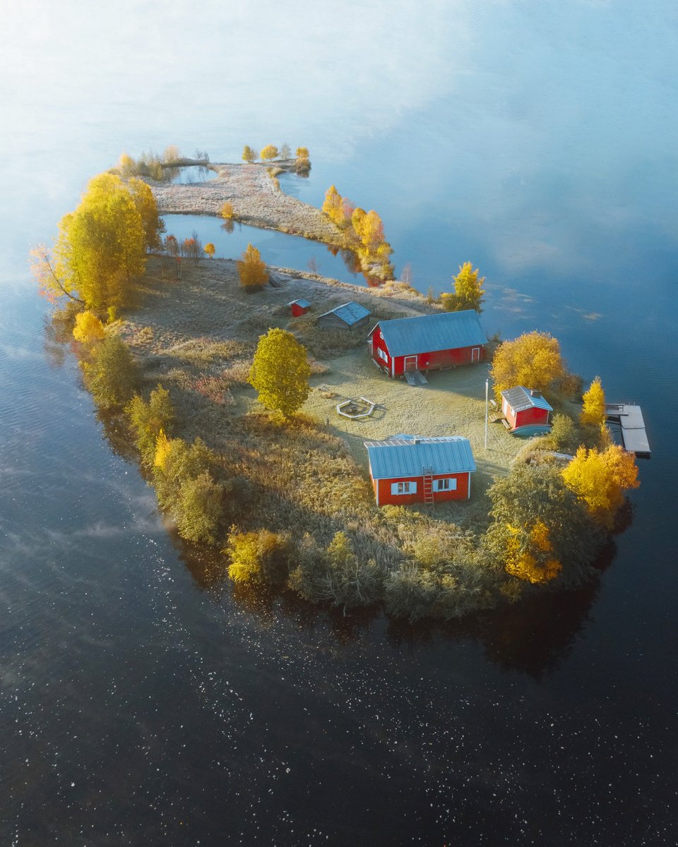 The amount of coziness here is off the charts! Who's your cabin buddy?

#lapland #finland #autumn