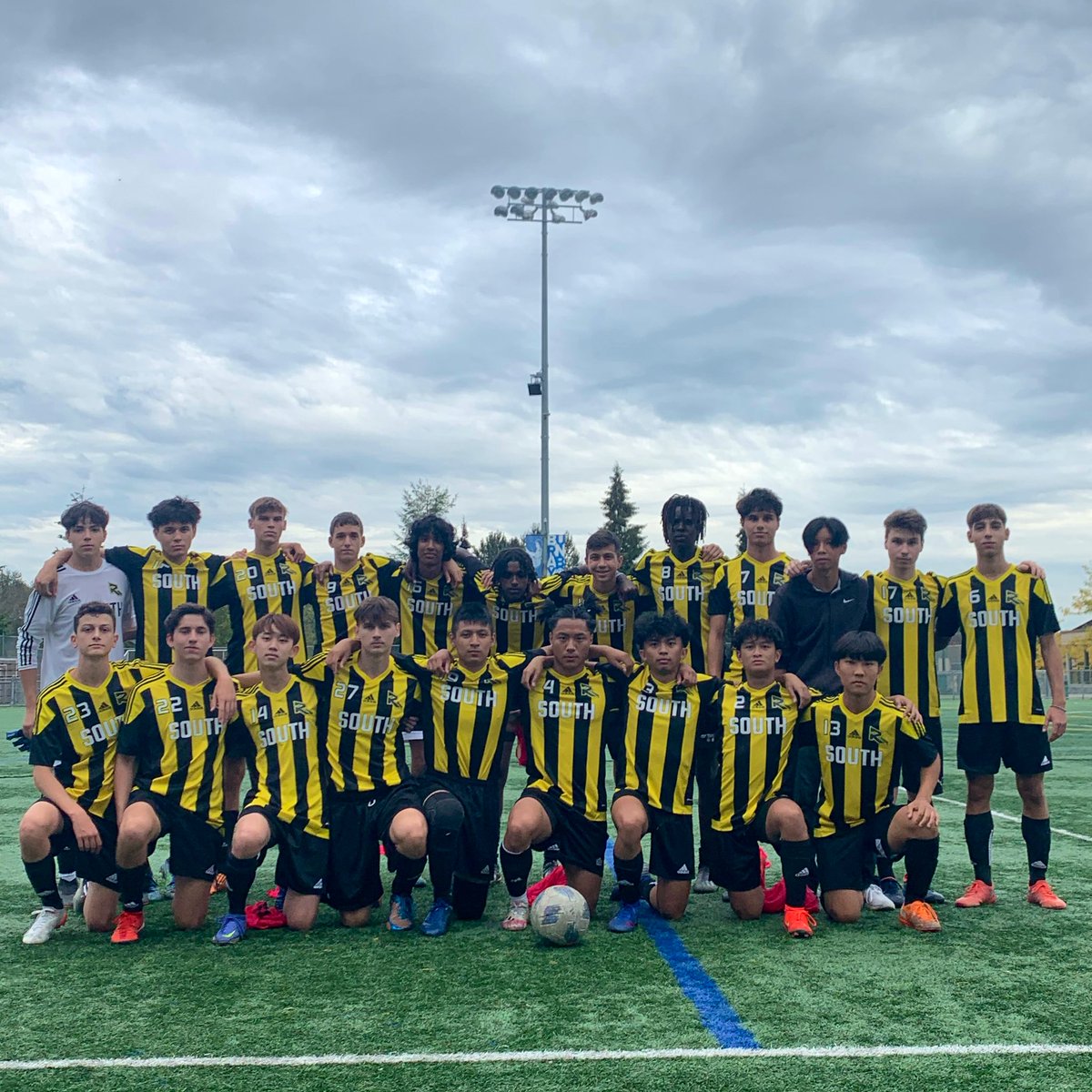 RebelsAthletics's tweet photo. Our Senior Boys #Soccer team top a tough @BMSSAthletics side 3-1 in @BNWSAA and improve to a 2-1 record!
Goals:
Dave Trinidad ⚽️⚽️
Roberto Mendez ⚽️
#ForzaRebels
#VamosRebels
#GoRebels 🖤💛⚽️ https://t.co/xStN6Ufzip
