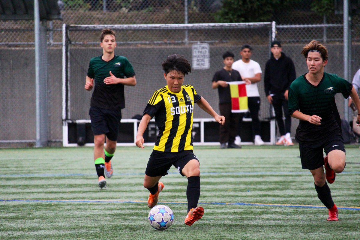 RebelsAthletics's tweet photo. Our Senior Boys #Soccer team top a tough @BMSSAthletics side 3-1 in @BNWSAA and improve to a 2-1 record!
Goals:
Dave Trinidad ⚽️⚽️
Roberto Mendez ⚽️
#ForzaRebels
#VamosRebels
#GoRebels 🖤💛⚽️ https://t.co/xStN6Ufzip