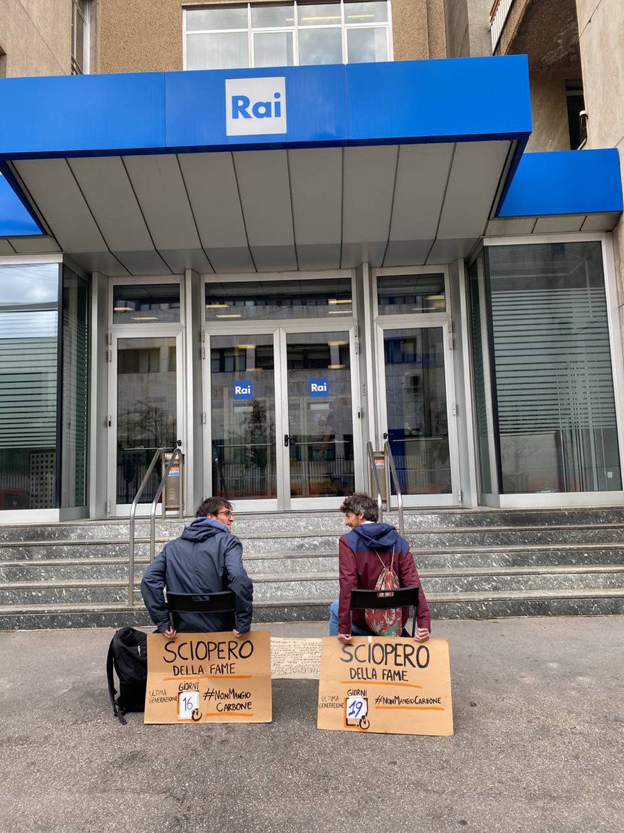 Ieri Alessandro e Leonardo si sono recati davanti alla sede milanese della Rai per chiedere uno spazio in una loro trasmissione. La risposta?