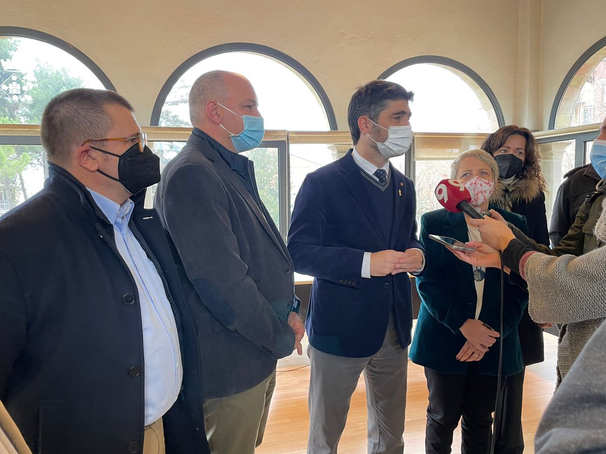 ToniMassegucalv's tweet photo. Gràcies VP @jordiPuignero per pensar Catalunya com un estat (desp de fibra òptica, nano satèl·lits, descarbonització, empoderament digital…), per tota la lluita que has emprès en favor de l’equilibri territorial  i la sensibilitat que has tingut cap a la Catalunya Central. https://t.co/vdgjZPl627