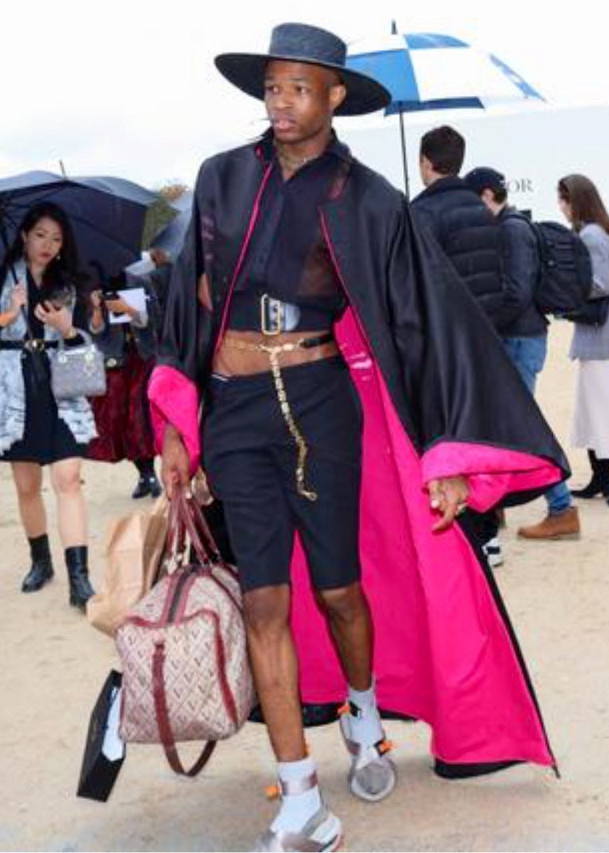 melissahoyer's tweet photo. The best part of perusing pix from the global frock shows: street style - it’s from here that designers so often get their initial inspo. #farshun #fashion https://t.co/s6xdk6UDJu #paris #pfw #streetstyle https://t.co/WwesUEdfKC