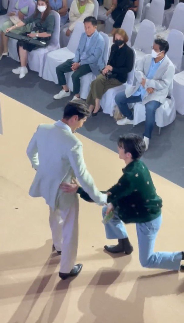 sweet_apo's tweet photo. HE SAID YES💚🧡💞💞

@milephakphum @Nnattawin1 
#D7GrandOpeningxMileApo https://t.co/AyLfoSDqvD