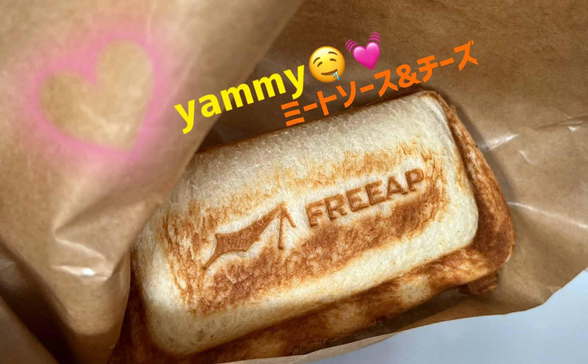 filltite_usagi's tweet photo. 本日、城南ショッピングセンターさまでは３台のキッチンカーでお待ちしております🍙🐼🐰♩お昼ご飯に久しぶりに愛千さんのホットサンド🤤中が柔らかくて、ひと口でぺろりです！
お土産にと言いつつ、帰り道でBABY PACさんのパンダ焼きを食べることはもう決まっています🤤✨
16時までおりますっっ🐰♩ https://t.co/1ujzqBajoK