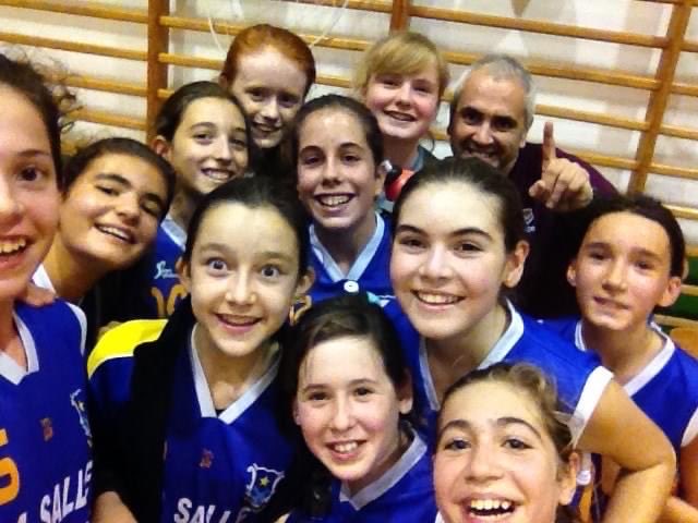 ljromero_7's tweet photo. … #TBT 2017, Zaragoza. @LaSalleGranVia Pre-Infantil Femenino, una maravilla de equipo, baloncesto en estado puro, sonrisas cada entrenamiento y una enorme capacidad de trabajo … #WhatARacket https://t.co/ZeMk4kRGyq