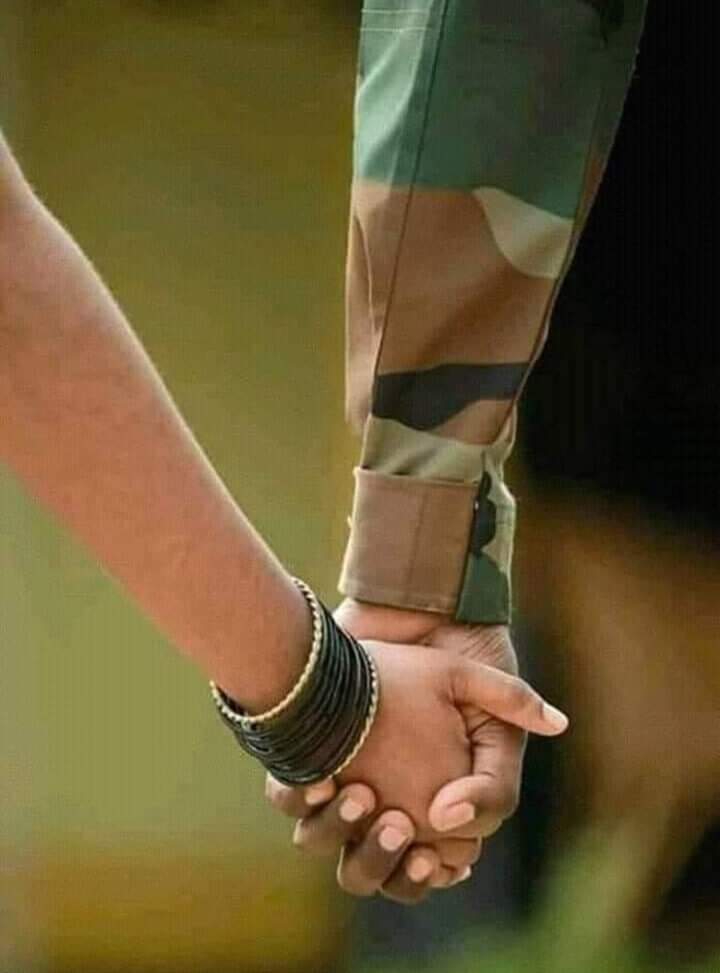 हाथ पकड़ेगे  तो हमेशा के लिए पकड़ेगे 
जिंदगी पार करनी है सड़क नहीं।  ❤️