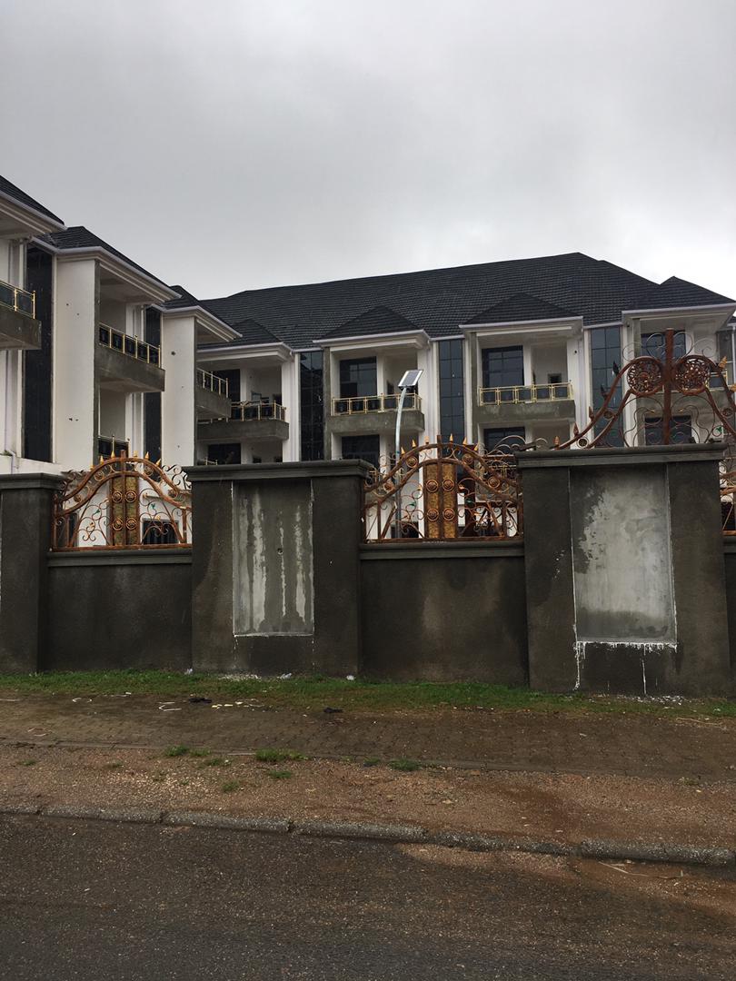 rrenlpro's tweet photo. ‼️ NEW LISTING ‼️

4 BEDROOM TERRACE DUPLEX
FEATURES:
- All rooms en-suite
- Spacious rooms
- Ample parking space
- lovely serene environment
- Detailed finishing
- A room Bq.
LOCATION: Katampe extension (Diplomatic zone)
PRICE: #150 million
BROKER FEE: 5%
NB: 95% completed https://t.co/L5K2jz5wdM
