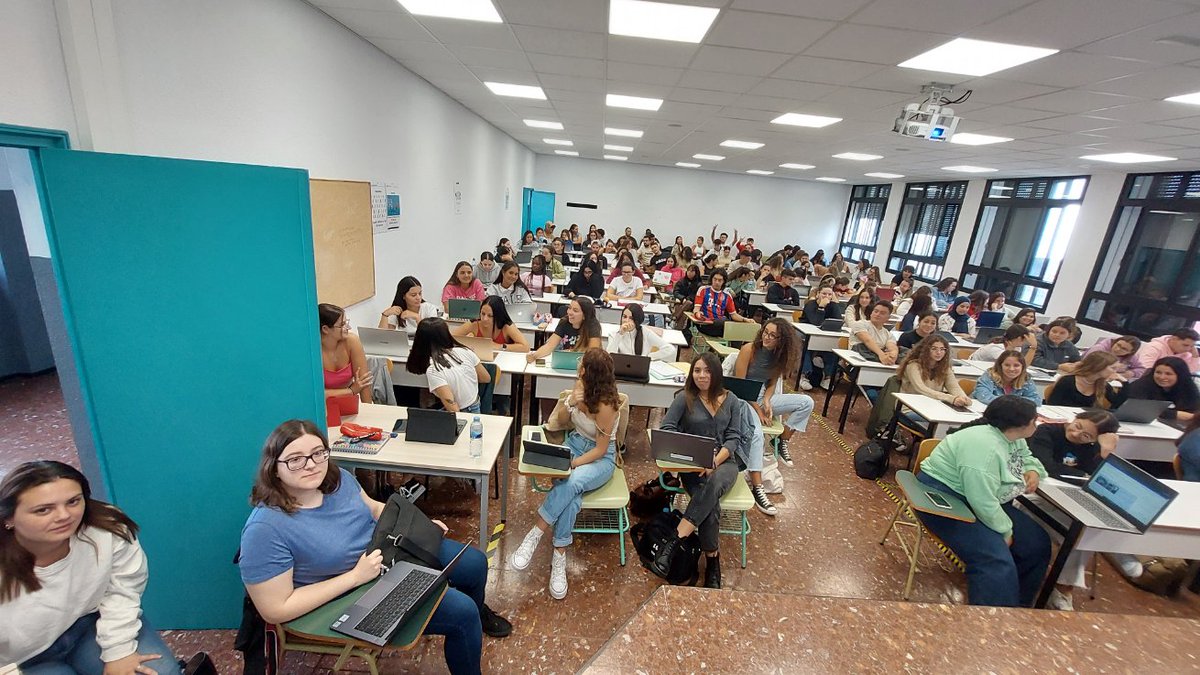 Estos estudiantes serán futuros profesionales de la pedagogía, y estas son sun condiciones para compartir experiencias didacticas para la calidad de la enseñanza en Canarias.
...lo que hay detrás es oscuro...¿ en manos de quien estamos?... sigue la bota encima de la enseñanza.