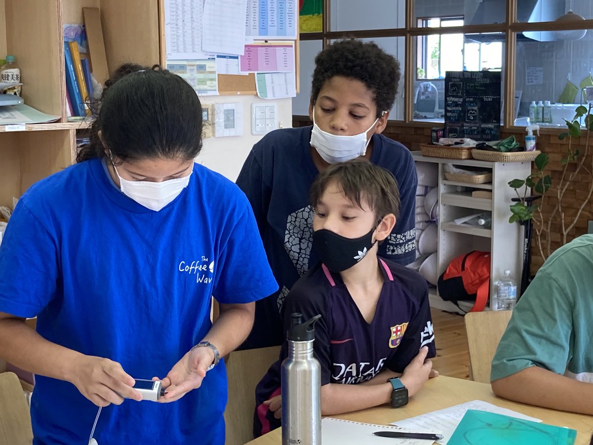 MSTmiddleschool's tweet photo. A #MSTEucalyptus student demonstrating how to use a glucose monitor as part of their final presentation in Food and Nutrition. #WeAreMST #MSTdiscovery #Montessori https://t.co/uFlHxBZJ77
