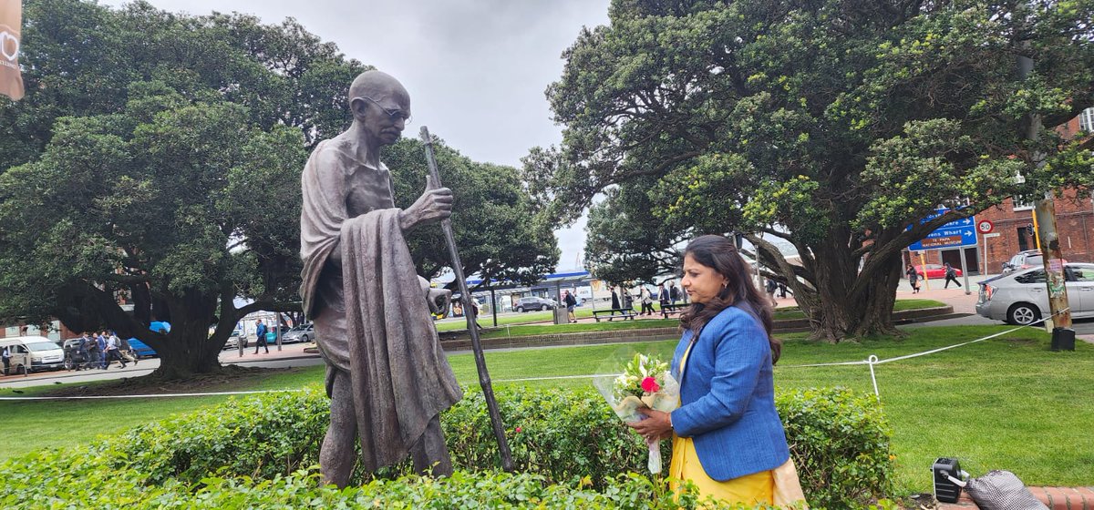 IndiainNZ's tweet photo. After assuming charge, Ms. Neeta Bhushan, High Commissioner paid tribute to the father of the Nation #MahatmaGandhi at his statue #Wellinton Railway Station. The statue was inaugurated in 2007 by the Mayor of Wellington.
@MEAIndia @iccr_hq @ktuhinv @dp_satish  @IndianDiplomacy https://t.co/oC7UuXdTFl