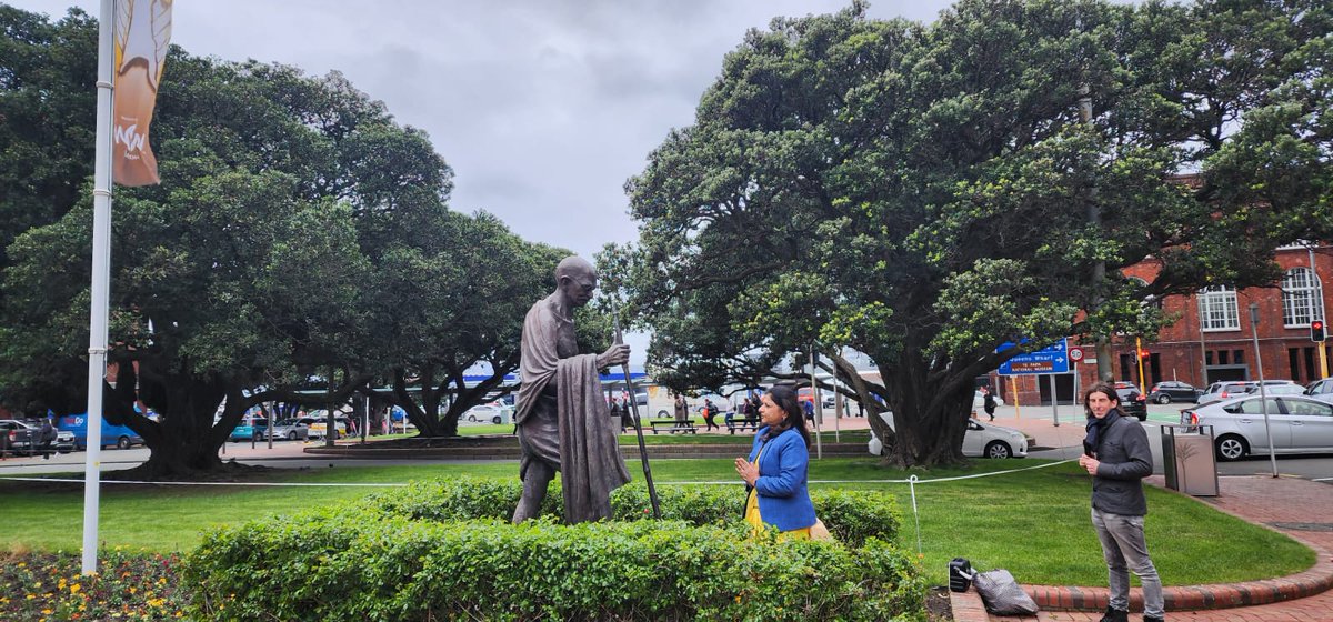 IndiainNZ's tweet photo. After assuming charge, Ms. Neeta Bhushan, High Commissioner paid tribute to the father of the Nation #MahatmaGandhi at his statue #Wellinton Railway Station. The statue was inaugurated in 2007 by the Mayor of Wellington.
@MEAIndia @iccr_hq @ktuhinv @dp_satish  @IndianDiplomacy https://t.co/oC7UuXdTFl