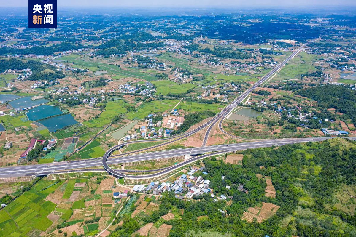 PDChinese's tweet photo. 【四川德陽至遂寧高速公路全線建成通車】經過兩年多的建設施工，四川德陽至遂寧的高速公路29日全線建成通車，沿線300多萬群眾出行將更加便捷，通勤時間最多可節省1個小時，同時將帶動沿線各個地區經濟協同發展。德遂高速全長83.03公里，線路設計雙向四車道，速度100公里/小時。 https://t.co/CurDhSh3Xp