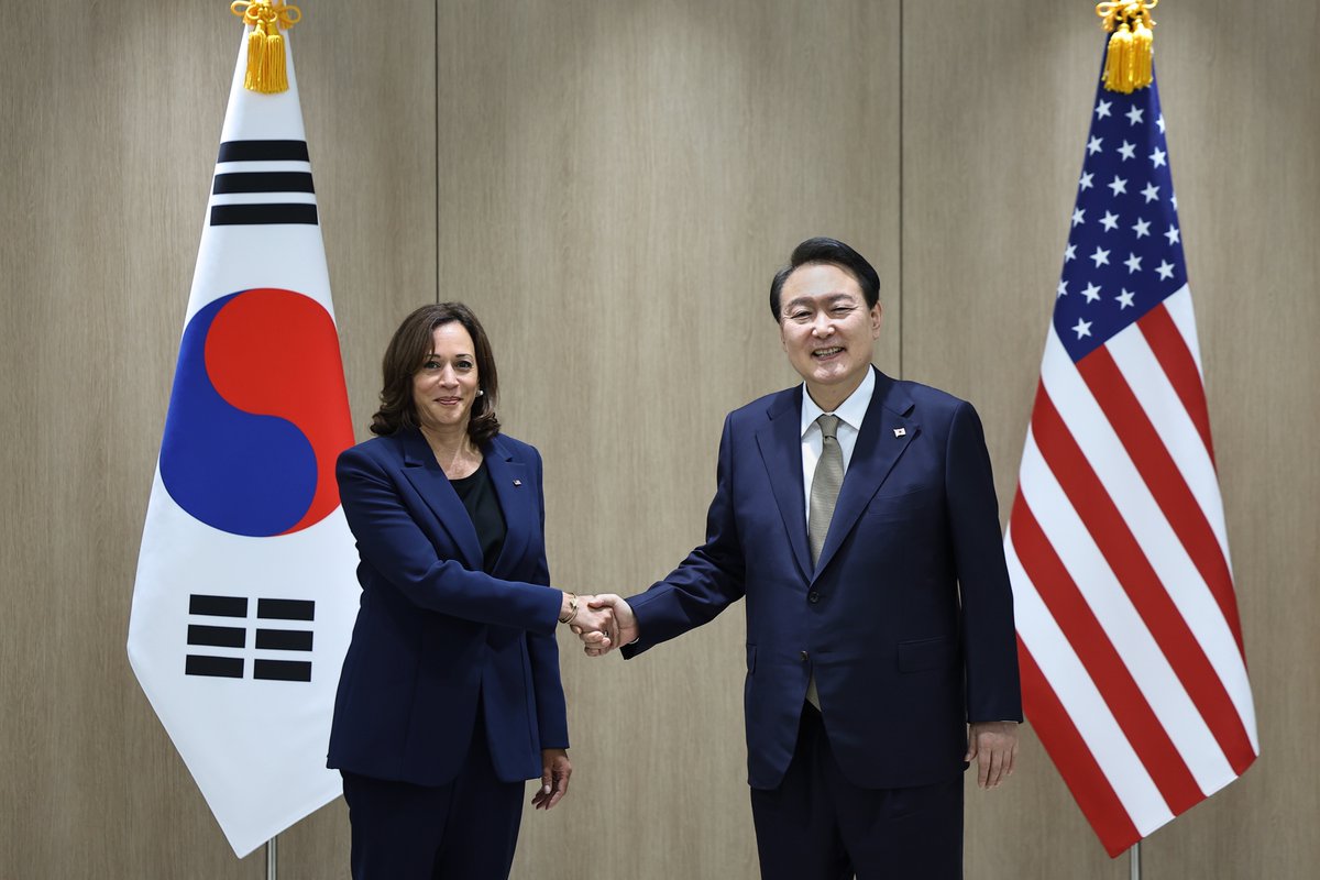 윤석열 Yoon Suk Yeol (@president_kr) on Twitter photo Welcome <a href="/VP/">Vice President JD Vance</a> Harris! We had a very productive discussion today on further strengthening the ROK-US alliance 🇰🇷🇺🇲. We go together! 같이 갑시다! Welcome <a href="/VP/">Vice President JD Vance</a> Harris! We had a very productive discussion today on further strengthening the ROK-US alliance 🇰🇷🇺🇲. We go together! 같이 갑시다!